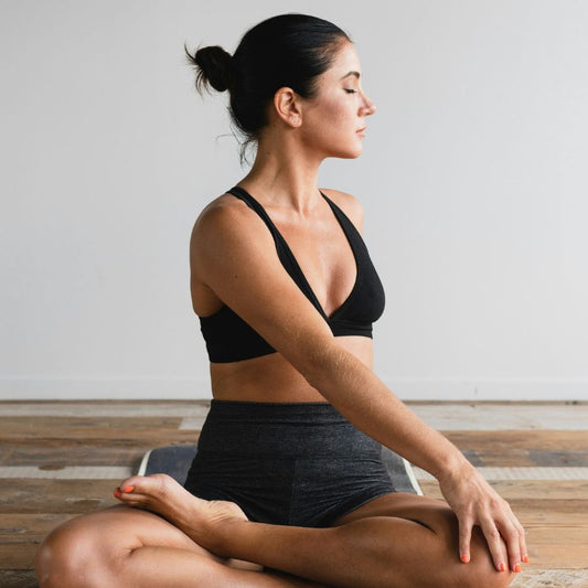 Femme qui fait du sport à la maison
