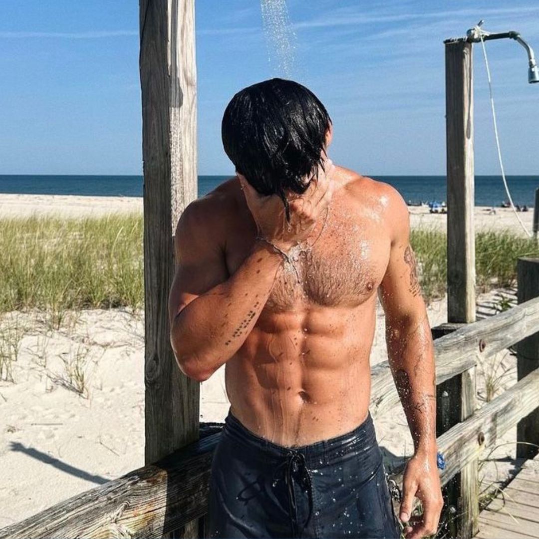 Homme musclé qui se douche