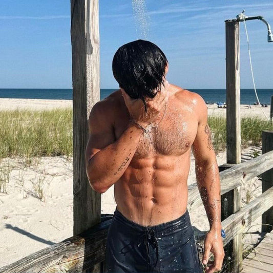 Homme musclé qui se douche
