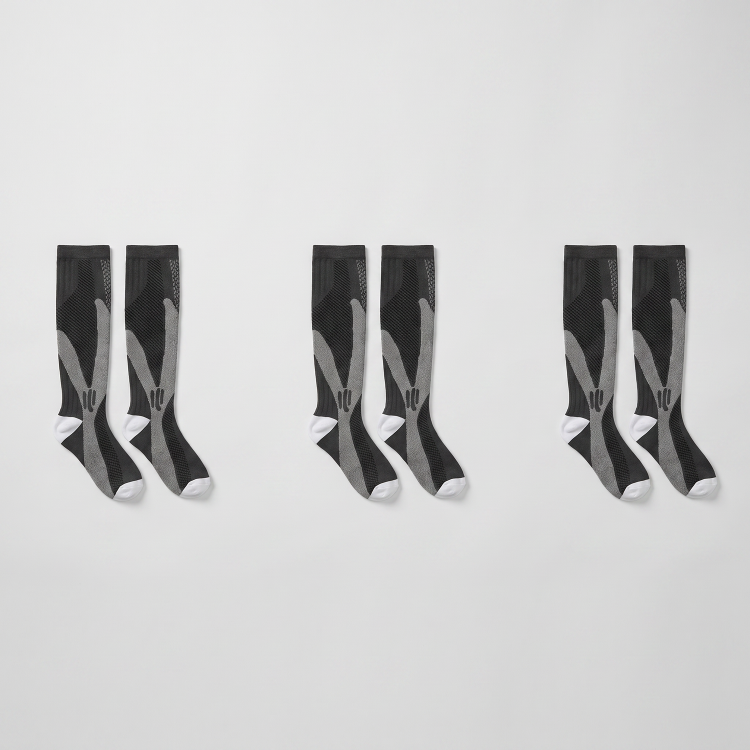 Lot de 3 paires de chaussettes de compression présentées à plat