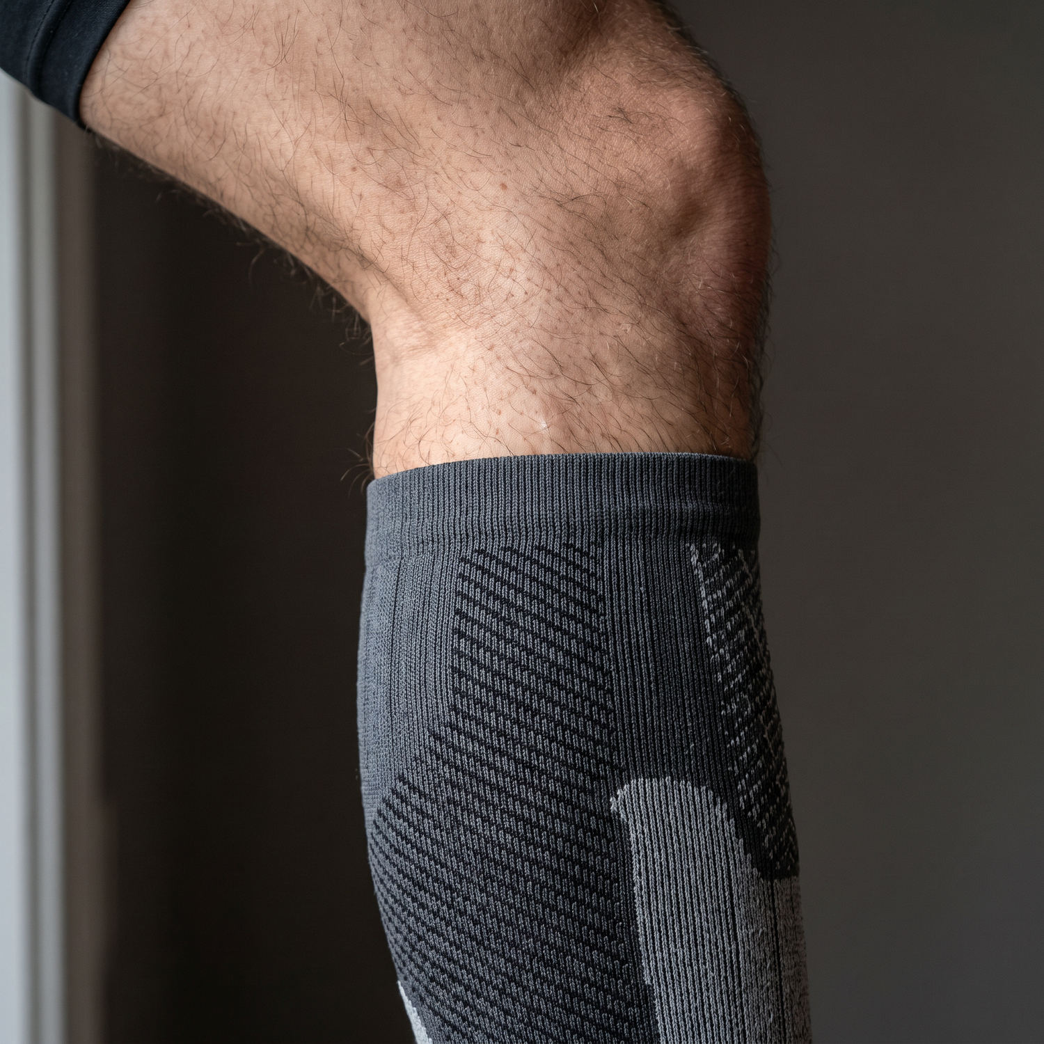 Détail du maintien du mollet par la chaussette de compression