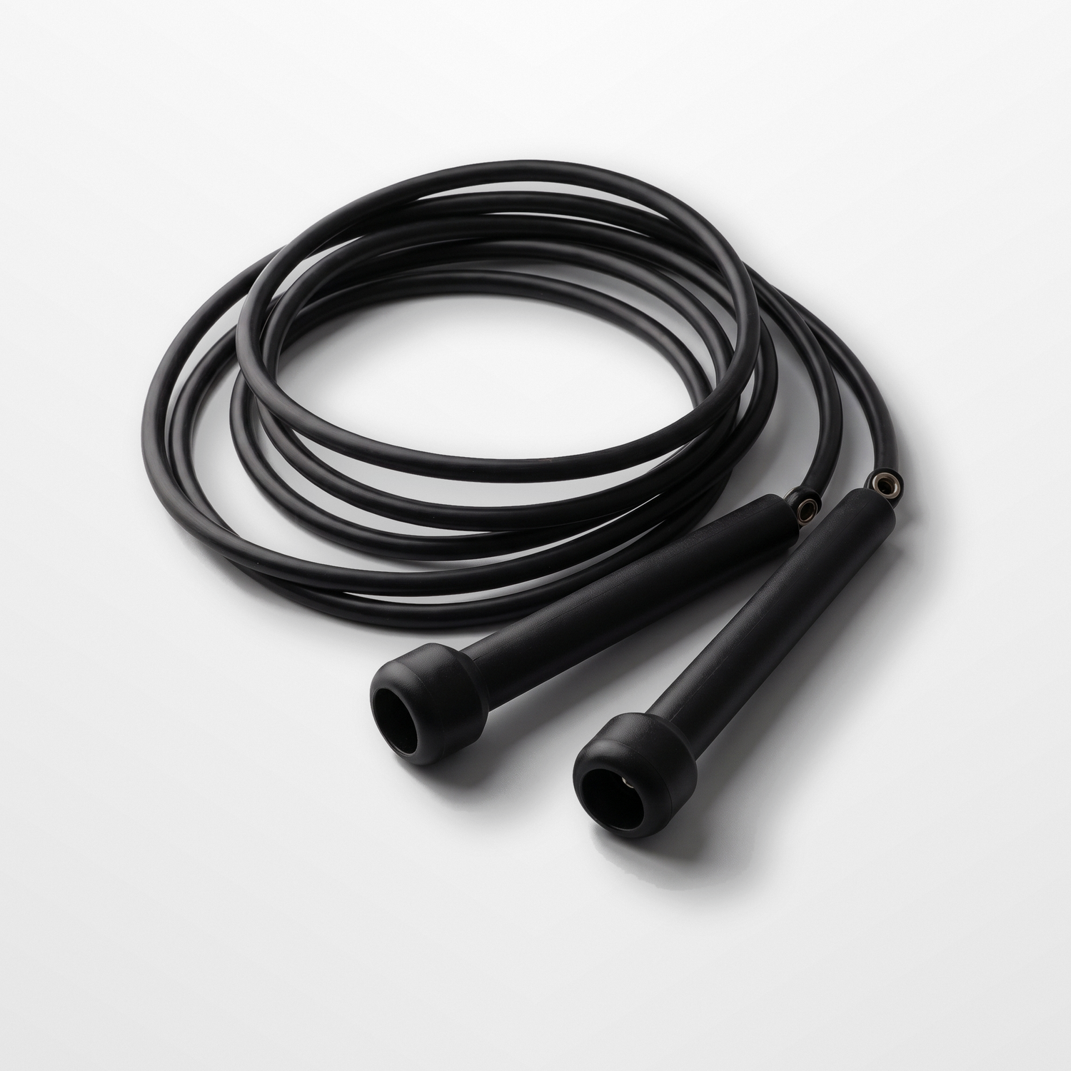 Corde à sauter classique noire de 2,80 m enroulée, poignées antidérapantes, sur fond gris clair