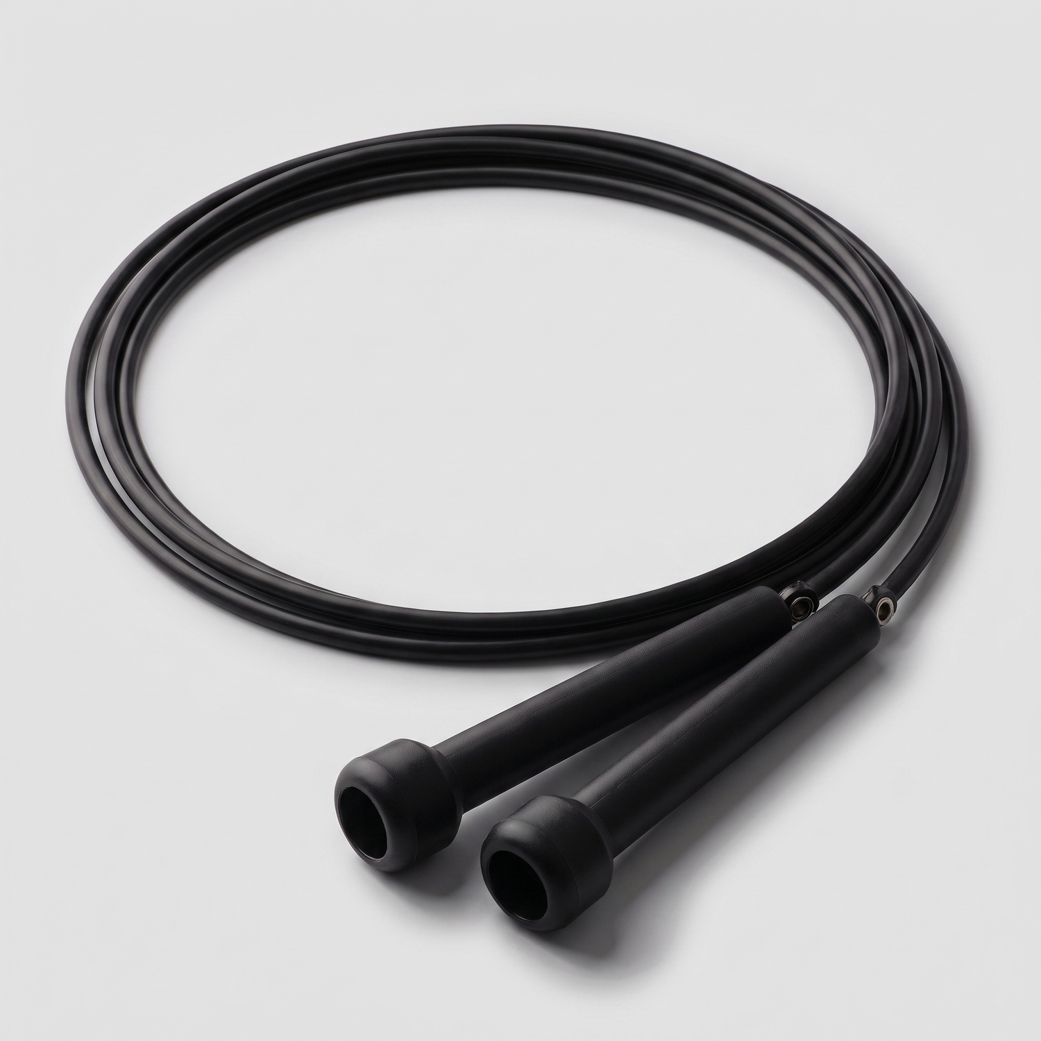 Corde à sauter classique 2,80 m vue de trois quarts, câble PVC noir enroulé et deux poignées