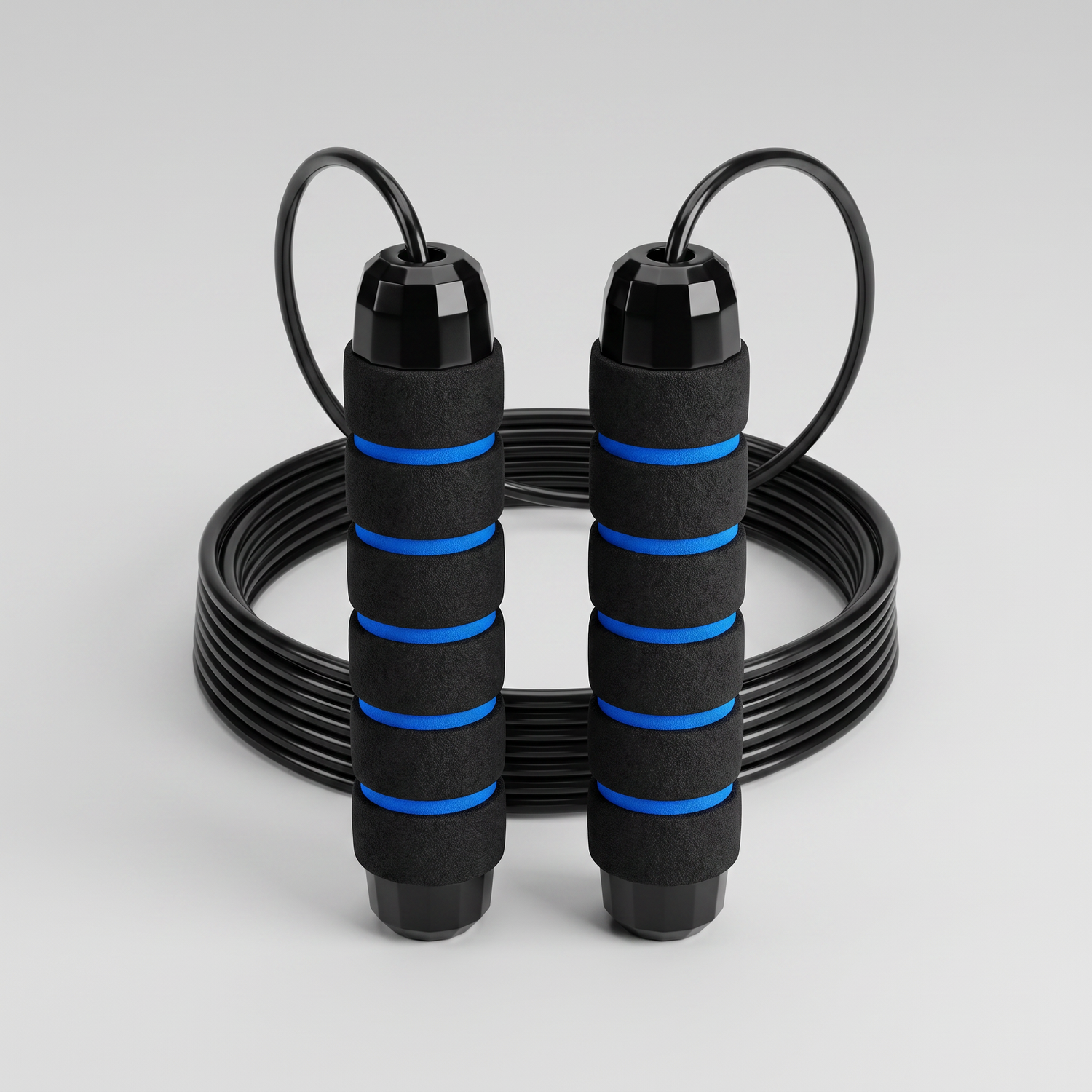 Corde à sauter à roulements à billes enroulée, câble acier gainé PVC noir et poignées mousse à anneaux bleus