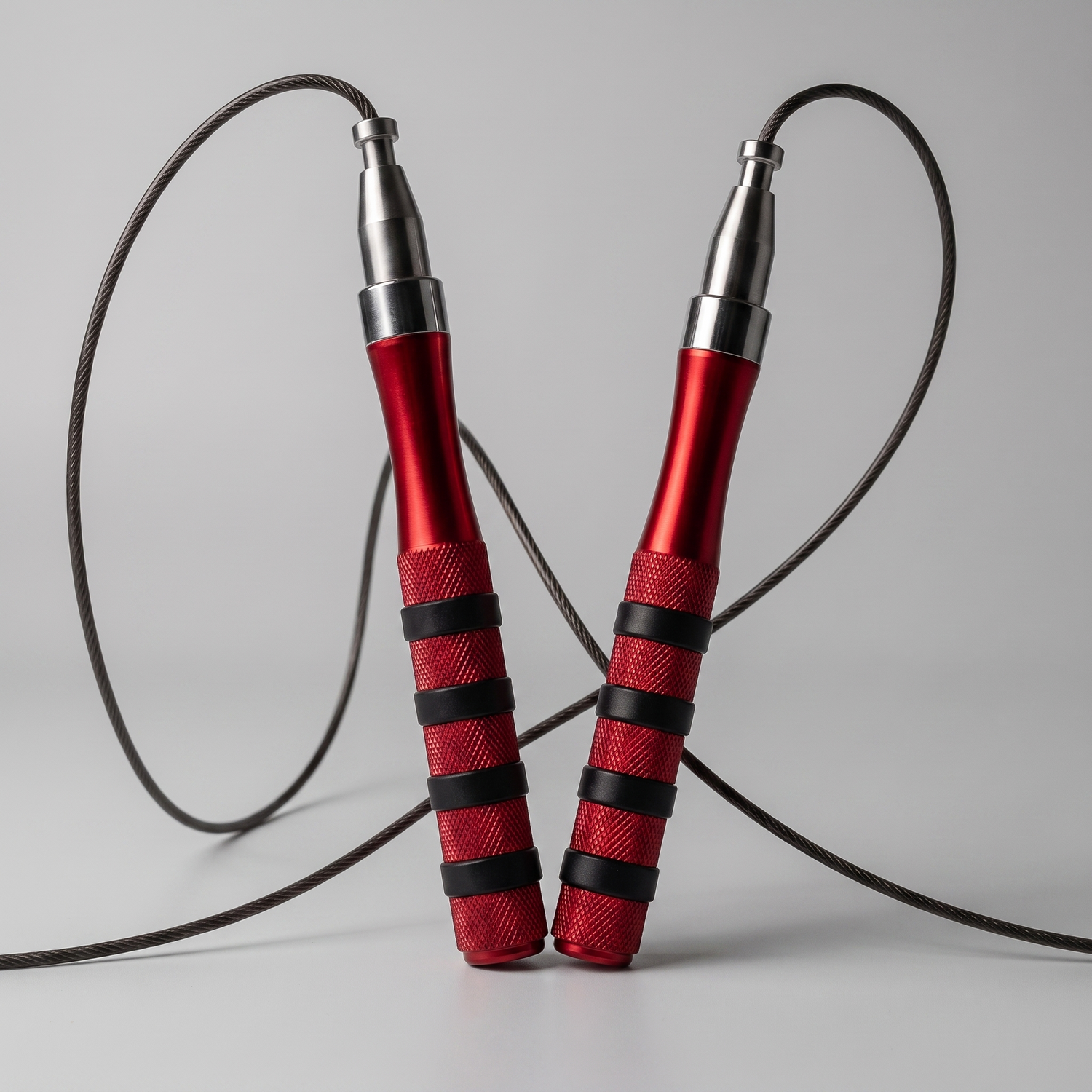 Corde à sauter speed rope complète : deux poignées aluminium rouge et câble acier réglable
