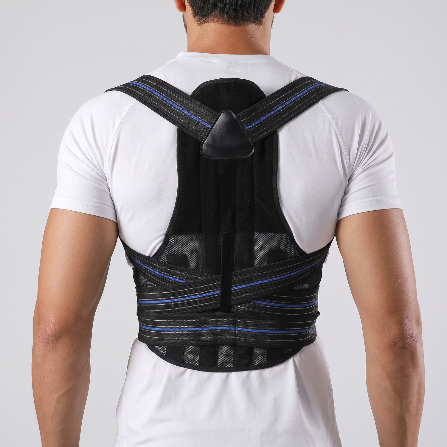 Correcteur de posture dos complet Le Sport Français porté, vue de dos : panneau dorsal, bretelles et ceinture lombaire