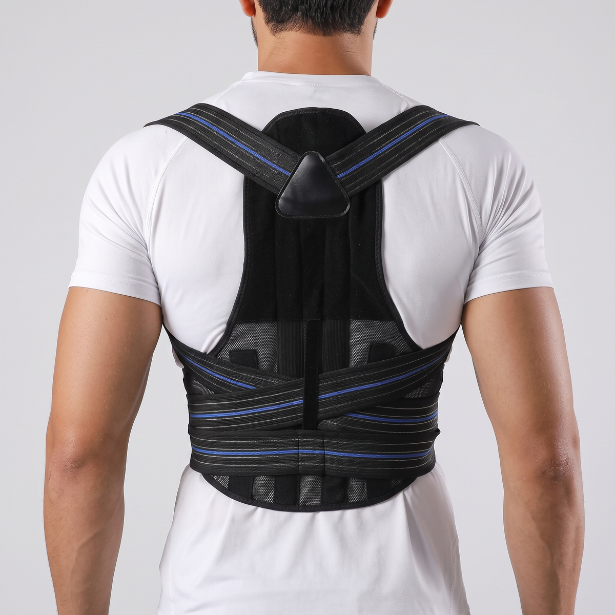 Correcteur de posture dos complet Le Sport Français porté, vue de dos : panneau dorsal, bretelles et ceinture lombaire