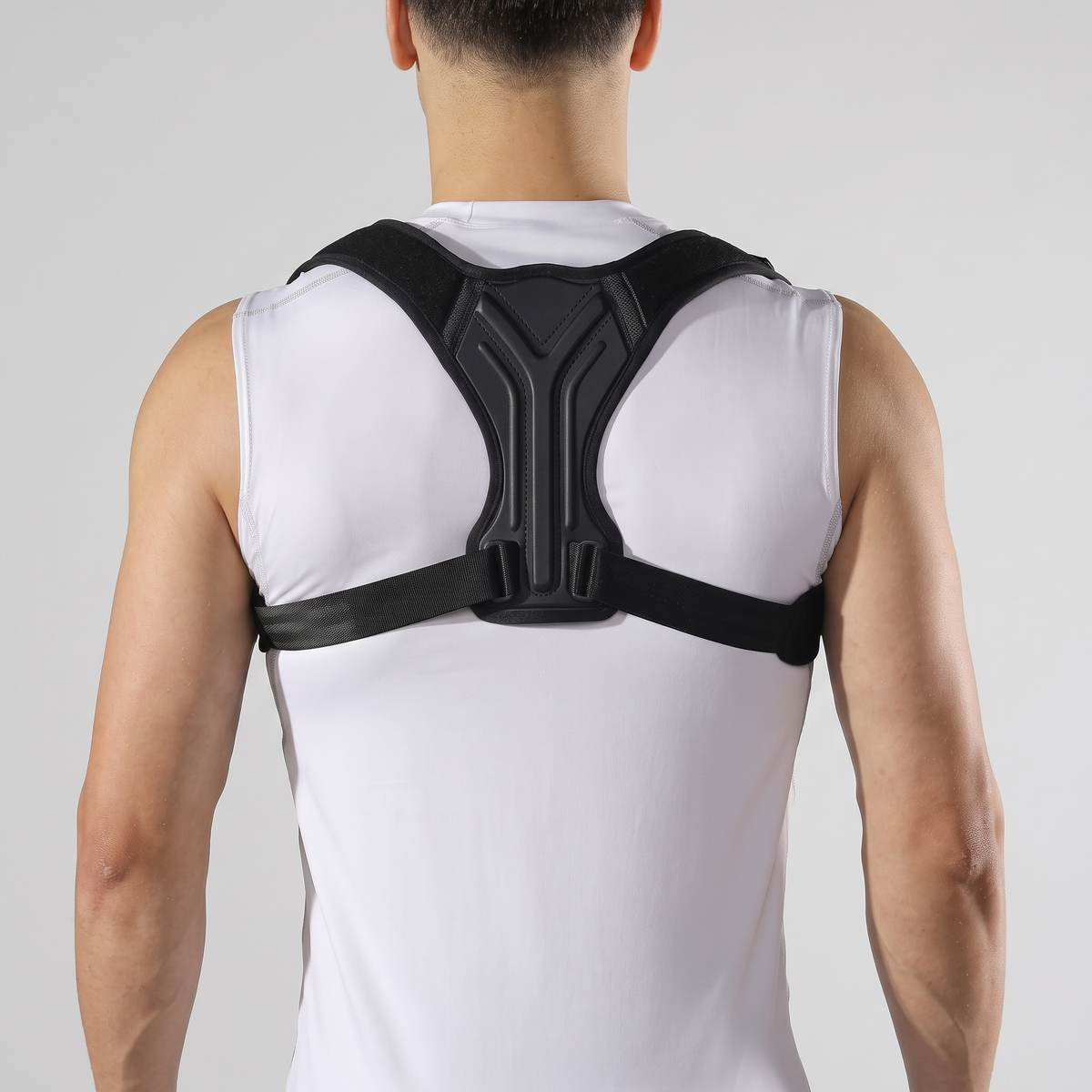 Correcteur de posture haut du dos Le Sport Français porté, vue de dos : plaque dorsale en Y et sangles réglables