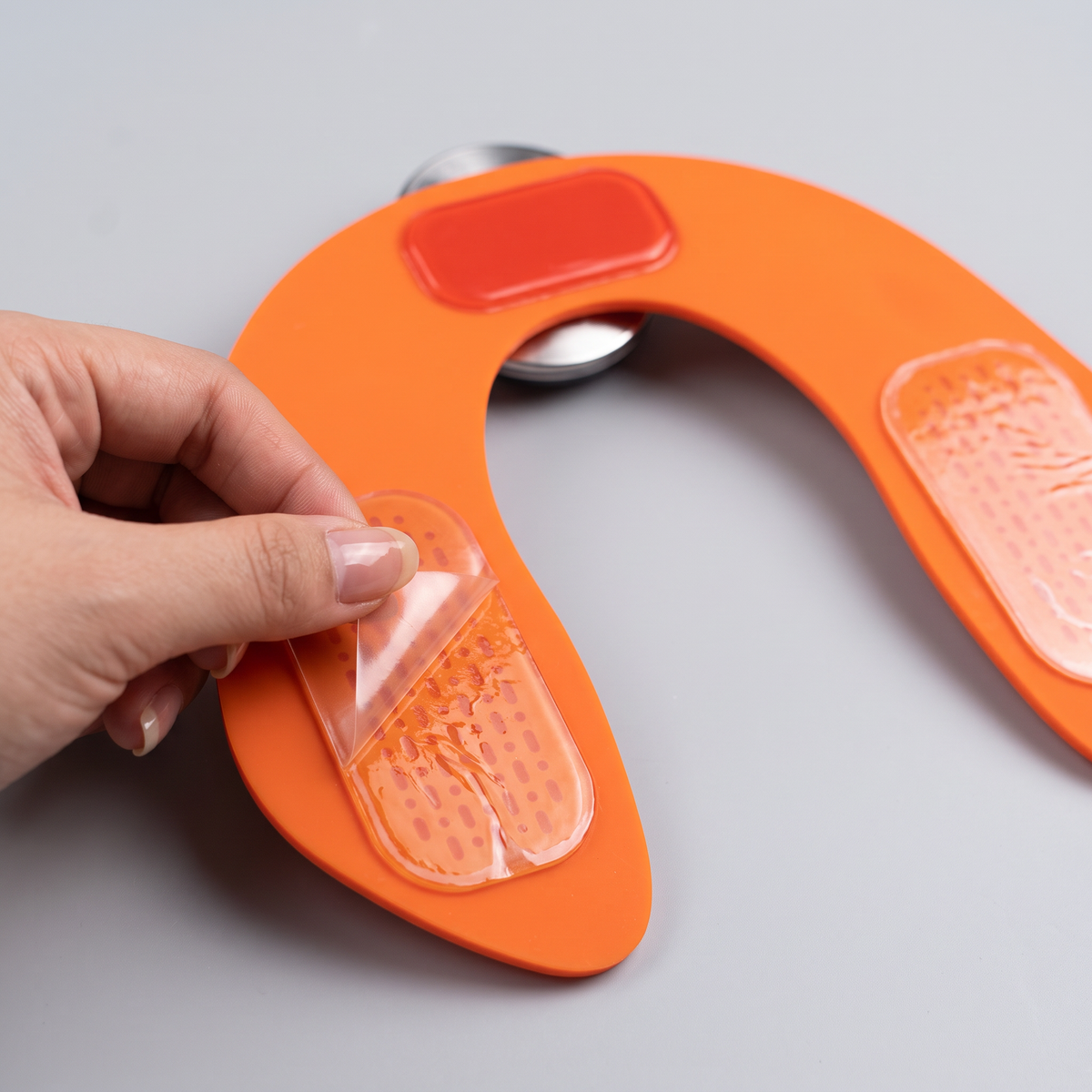 Dessous de l'électrostimulateur EMS : électrodes gel adhésives et film de protection