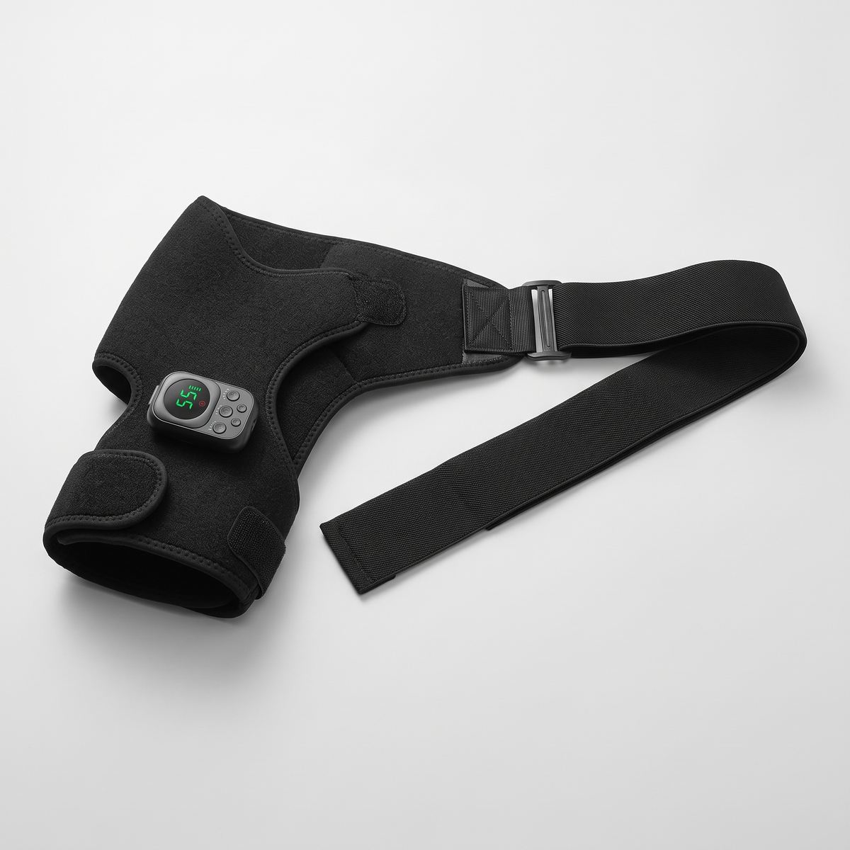 Épaulière chauffante massante en néoprène noir avec sangle de poitrine et télécommande, packshot sur fond gris