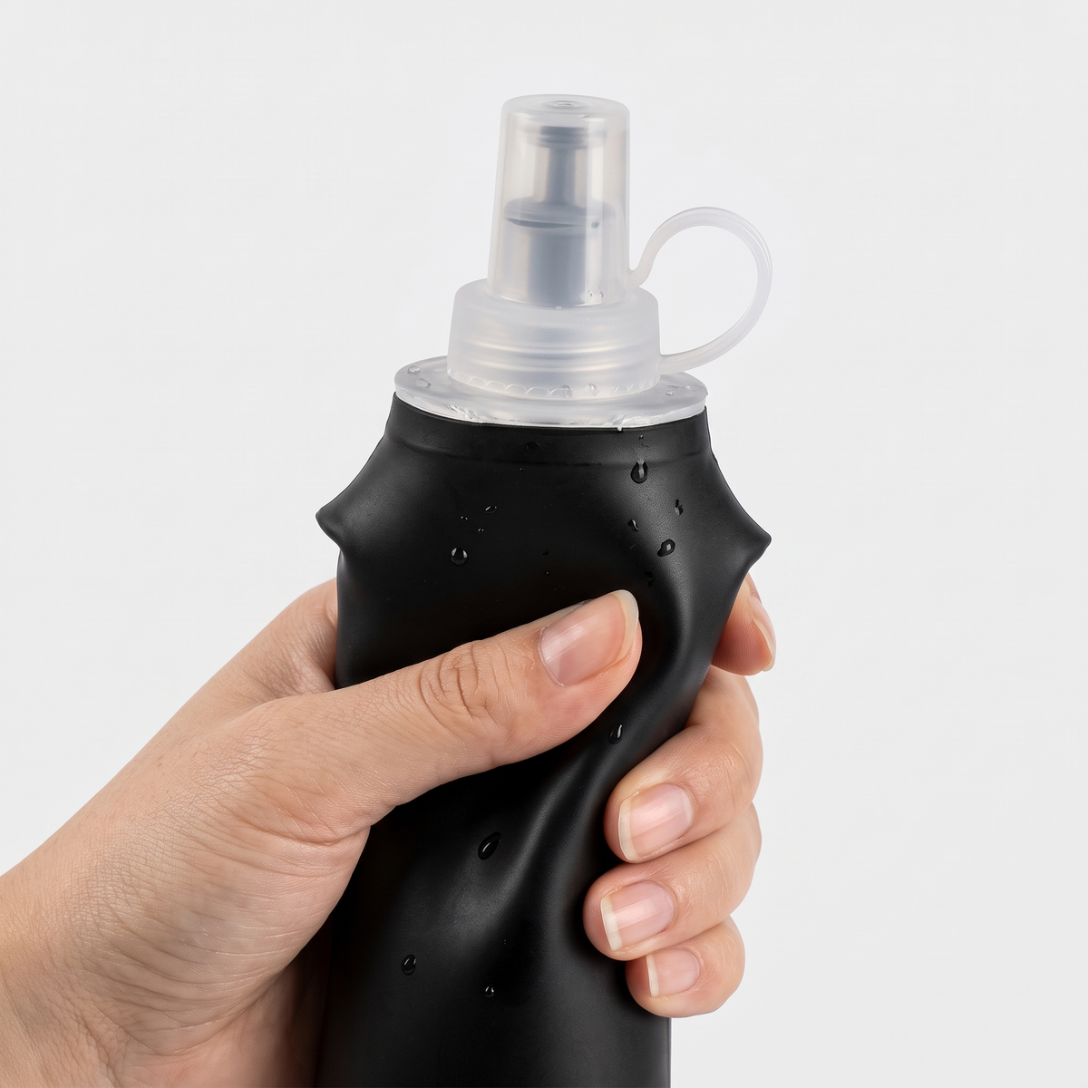 Gros plan sur le bouchon à vis, la valve à mordre et l'anneau de la flasque souple 500 ml