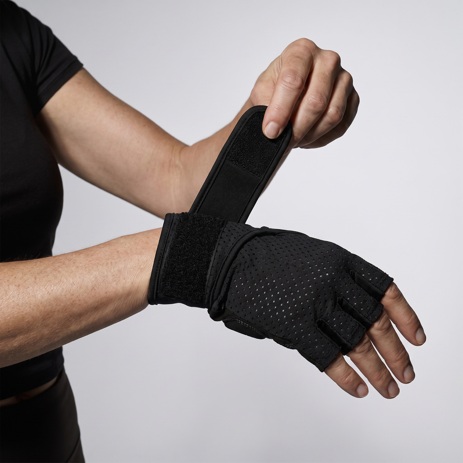 Réglage de la sangle velcro du gant de musculation au poignet