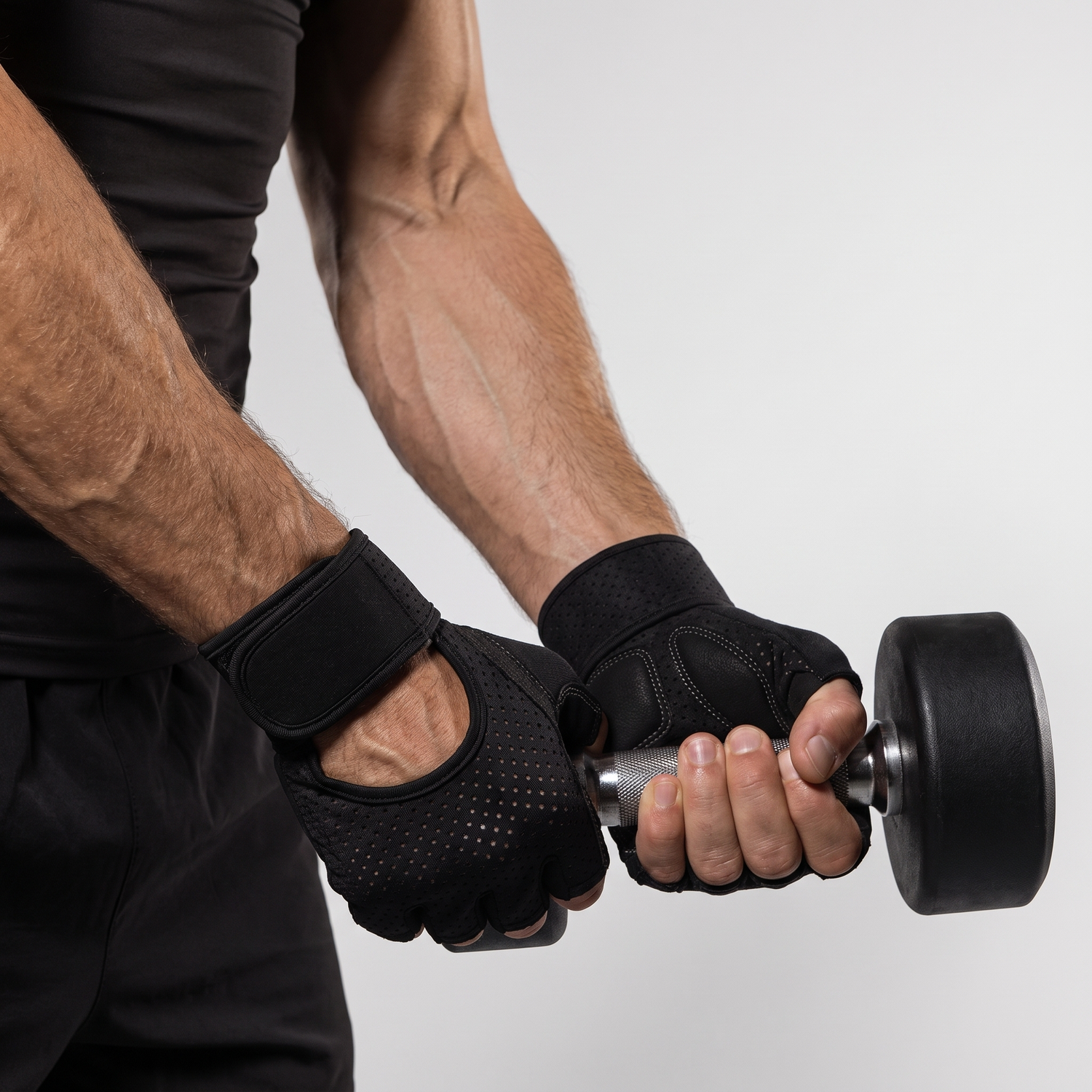Gros plan des mains gantées sur un haltère pendant une série de musculation