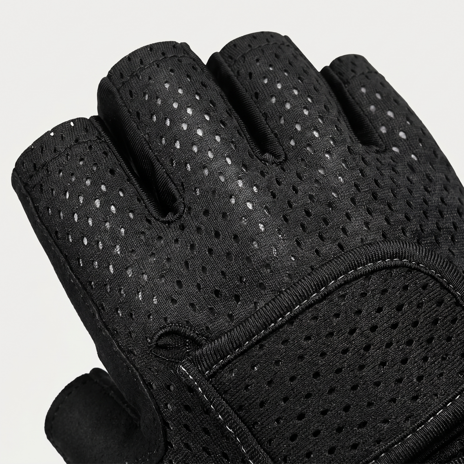 Macro de la maille perforée respirante et des coutures renforcées du gant de musculation premium