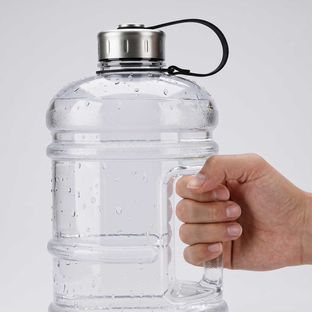 Gros plan sur le bouchon à vis avec sangle et la poignée intégrée de la gourde de sport 2 litres