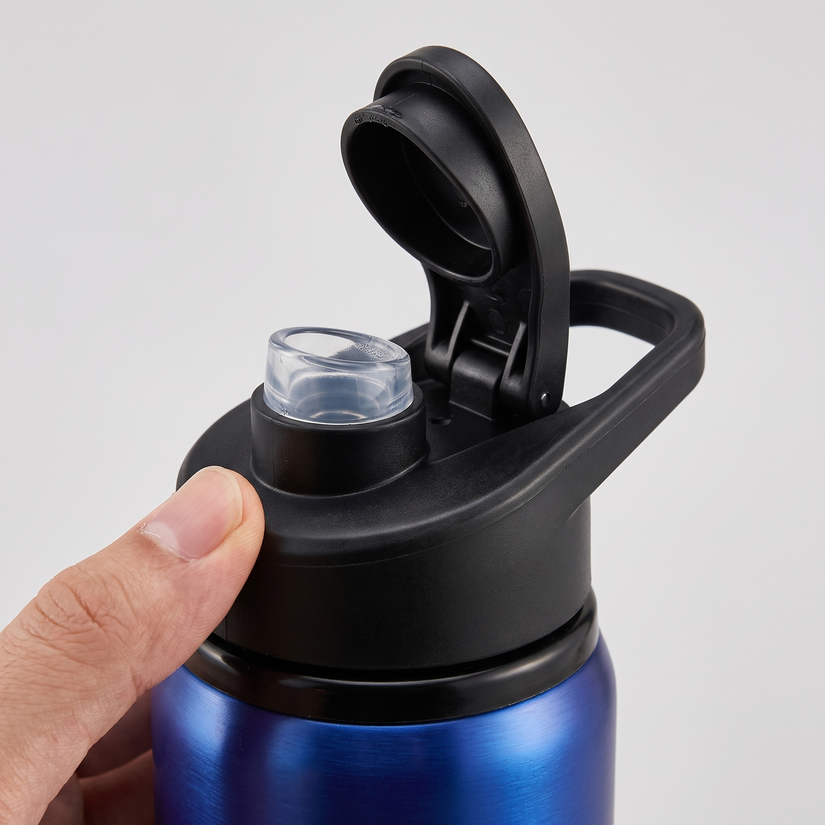 Bec sport à clapet de la gourde inox 700 ml, ouvert d'un coup de pouce
