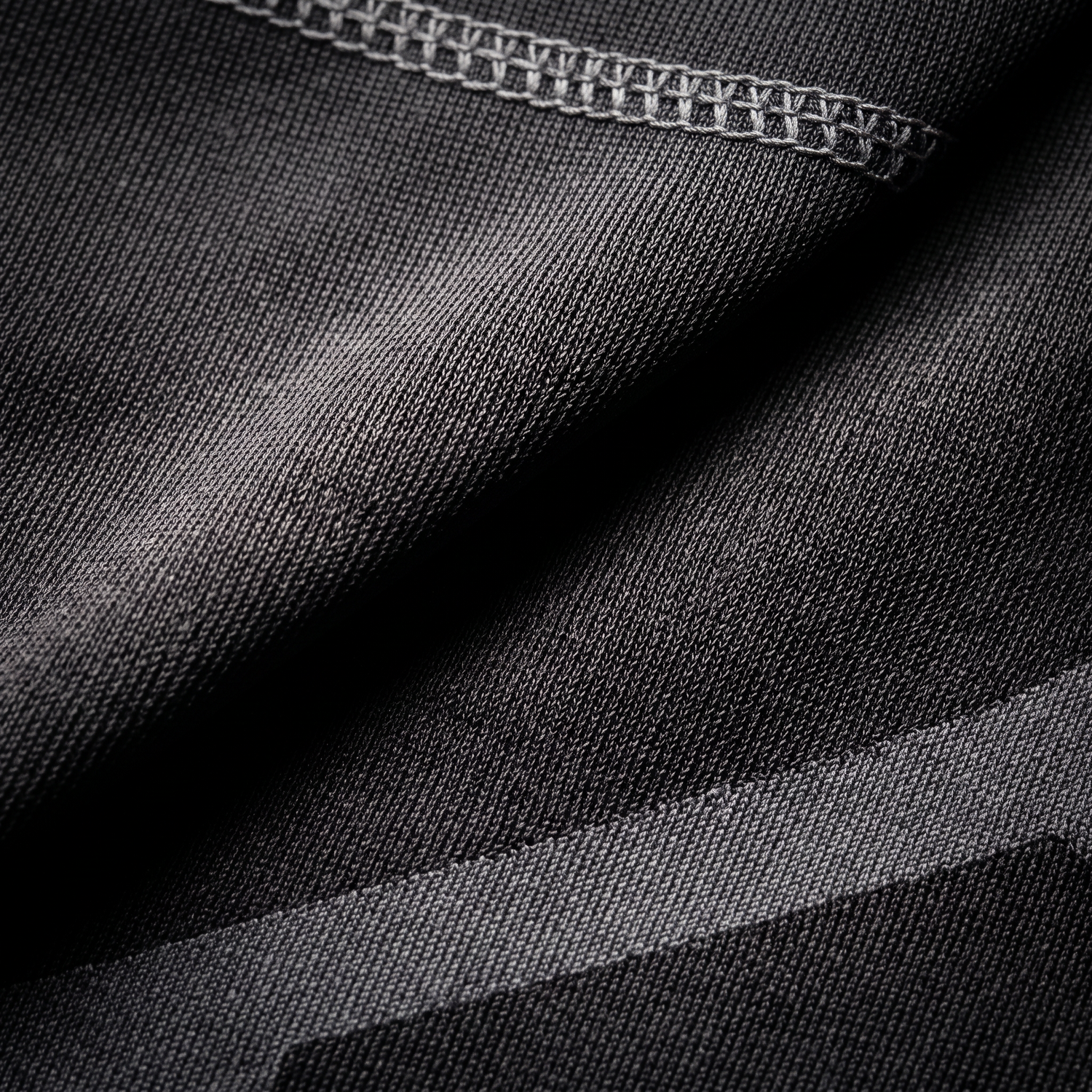 T-shirt de compression manches longues — gros plan sur les finitions
