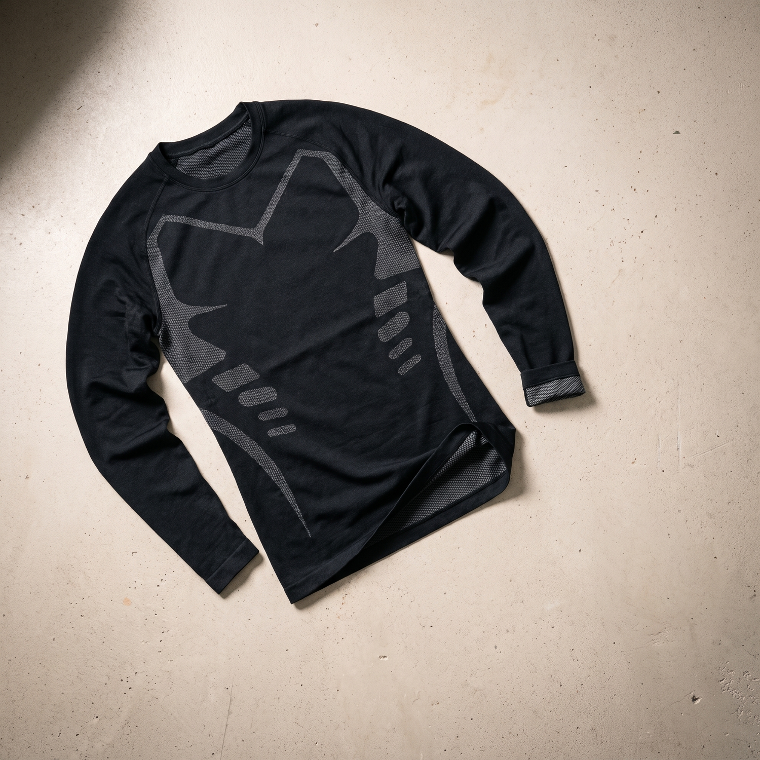 T-shirt de compression manches longues noir et gris photographié à plat