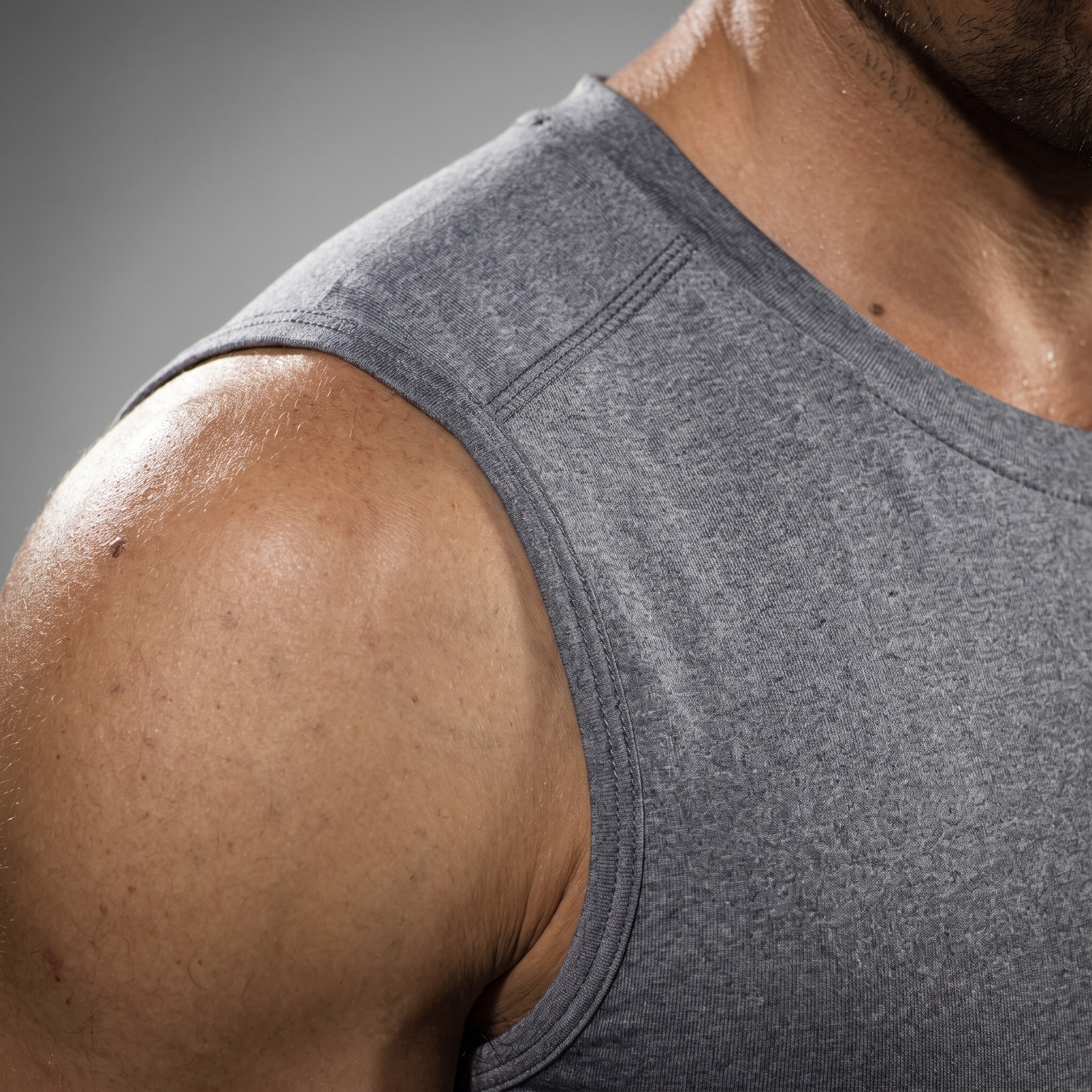 Débardeur de compression homme gris chiné — détail du tissu compressif