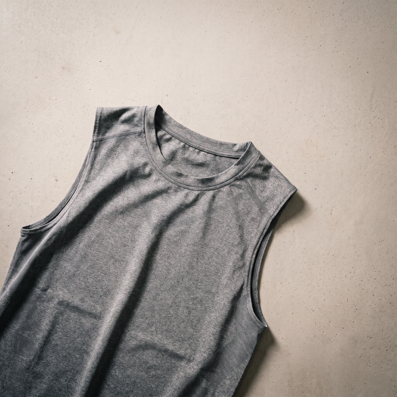 Débardeur de compression homme gris chiné photographié à plat