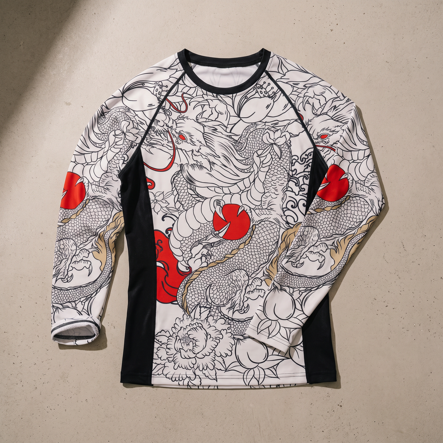 Rashguard manches longues UPF 50+ motif koï photographié à plat