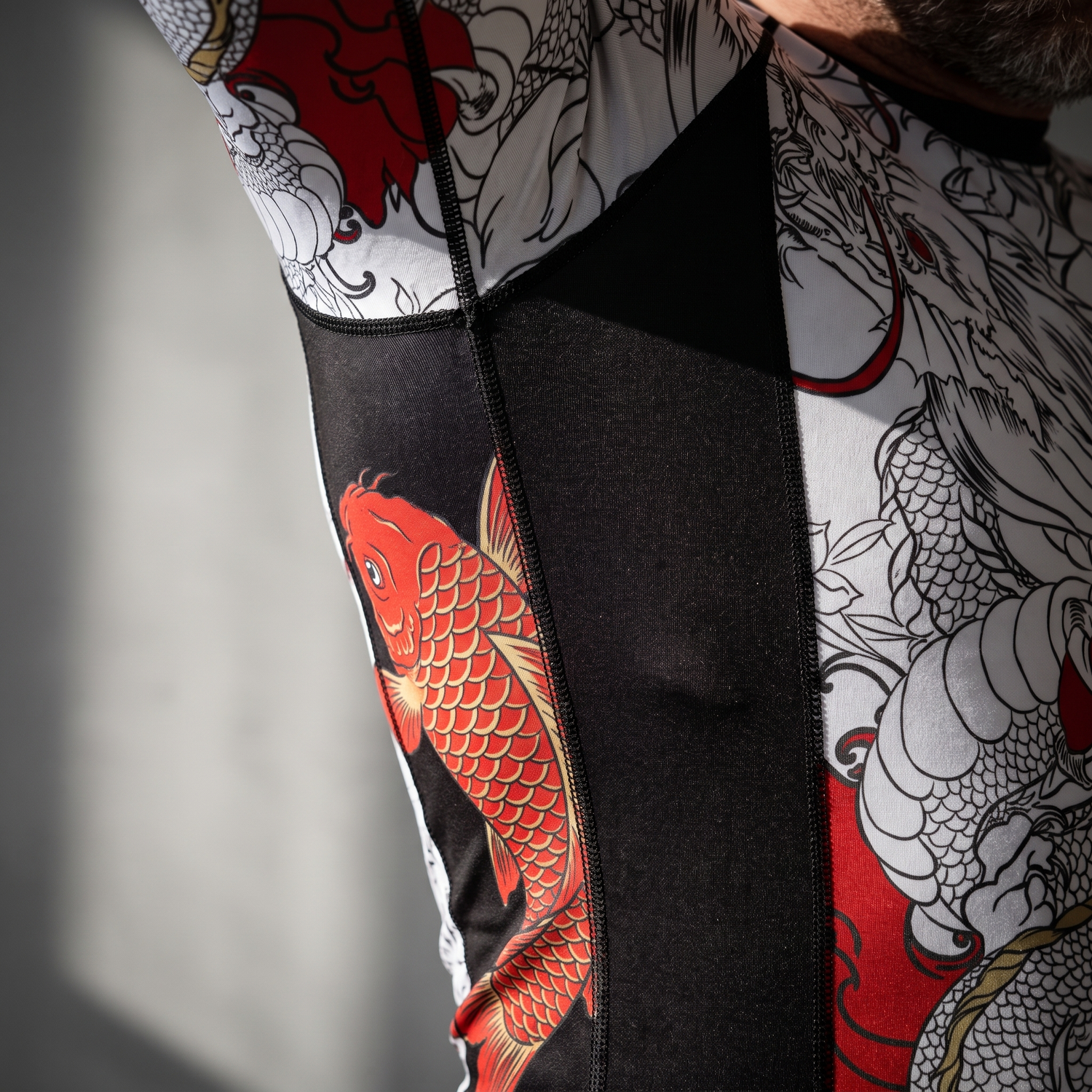 Rashguard motif koï — détail de l'impression et du tissu anti-UV