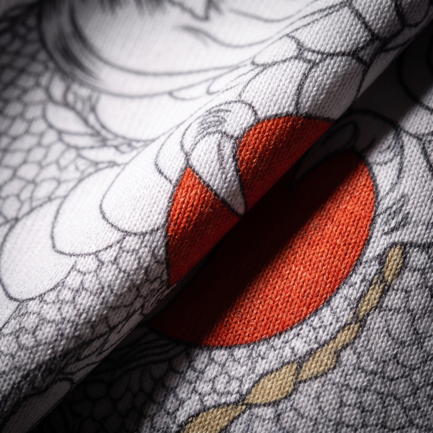 Rashguard motif koï — gros plan sur les coutures plates