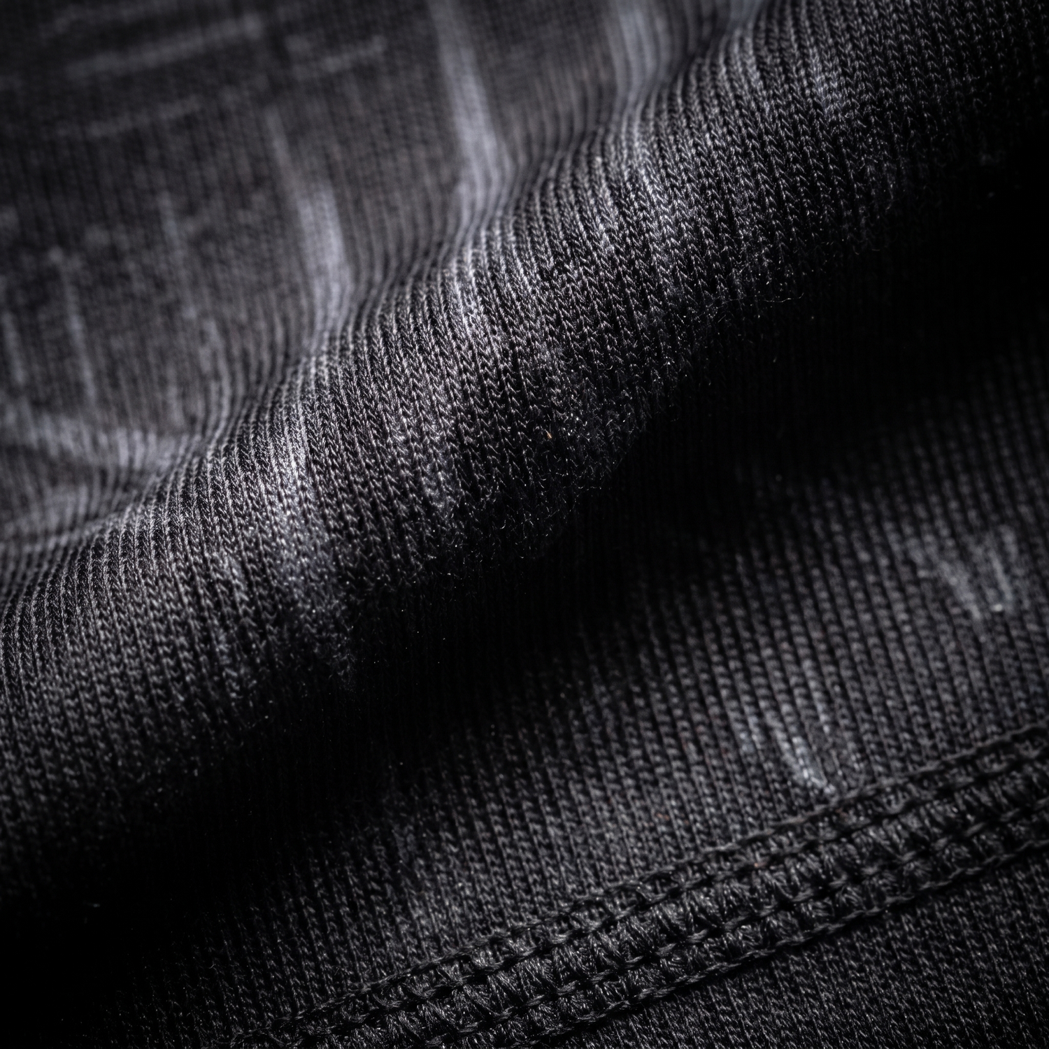 Rashguard noir anatomique — gros plan sur les coutures plates
