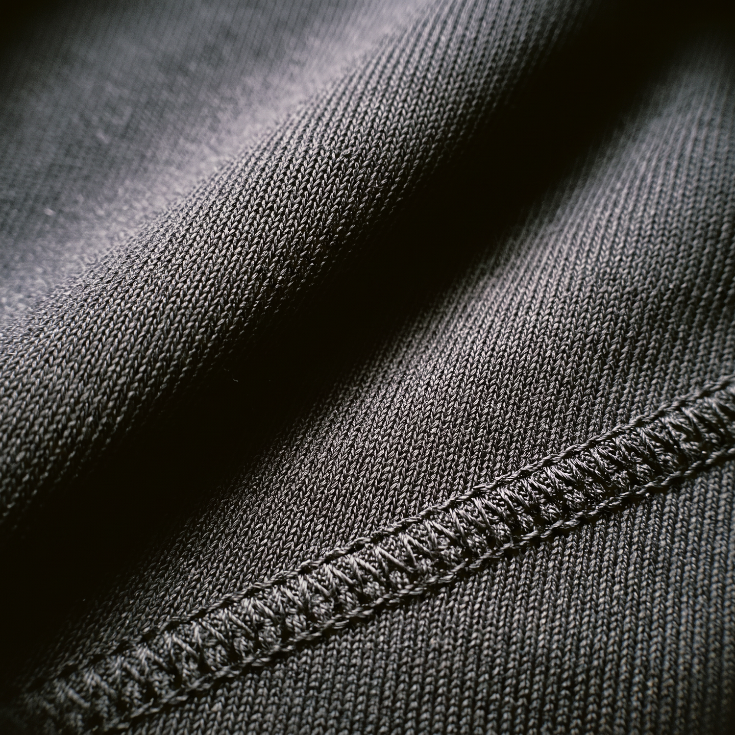 Short de compression avec poche — gros plan sur les finitions