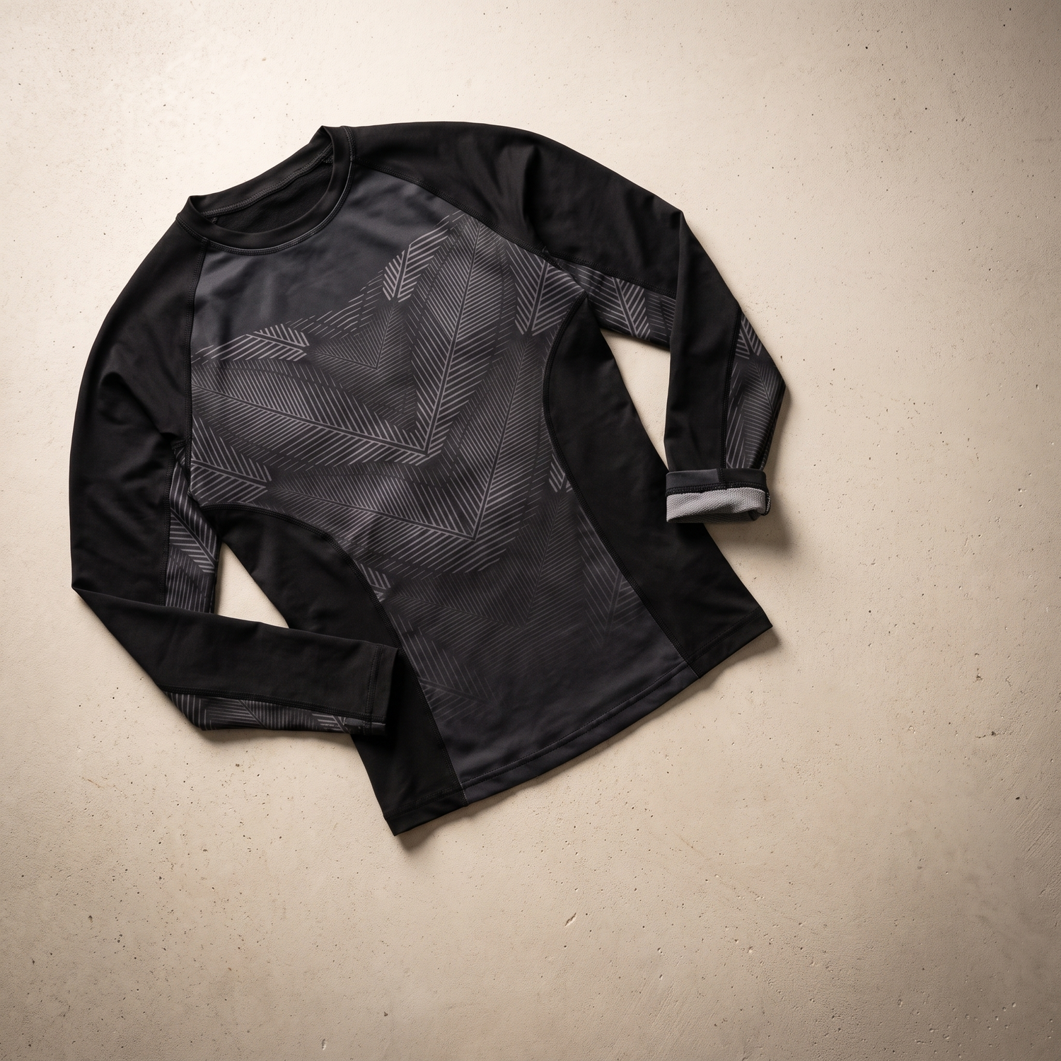Rashguard manches longues UPF 50+ noir photographié à plat