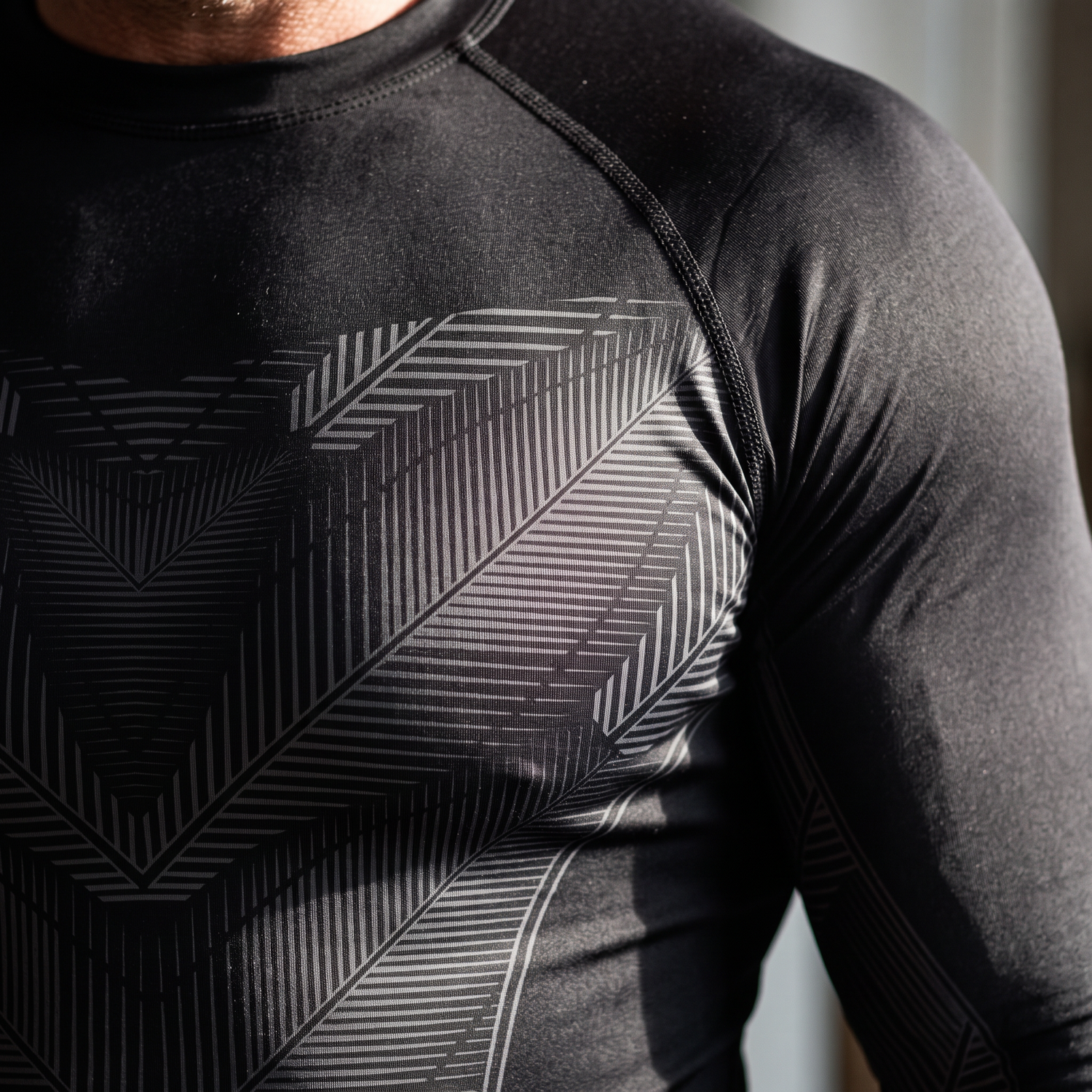 Rashguard noir anatomique — détail du tissu anti-UV