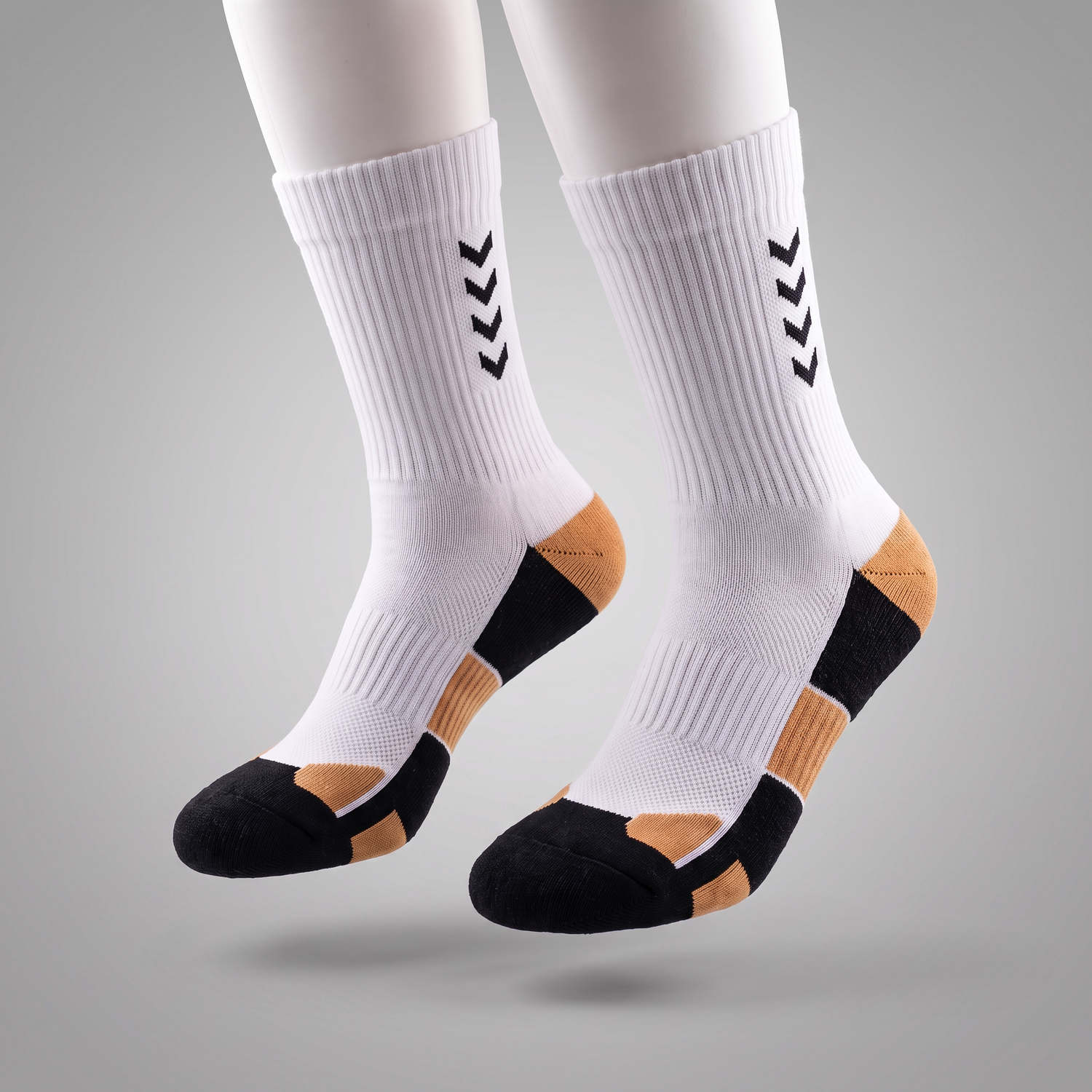 Chaussettes de compression running mi-mollet blanc et noir — packshot studio