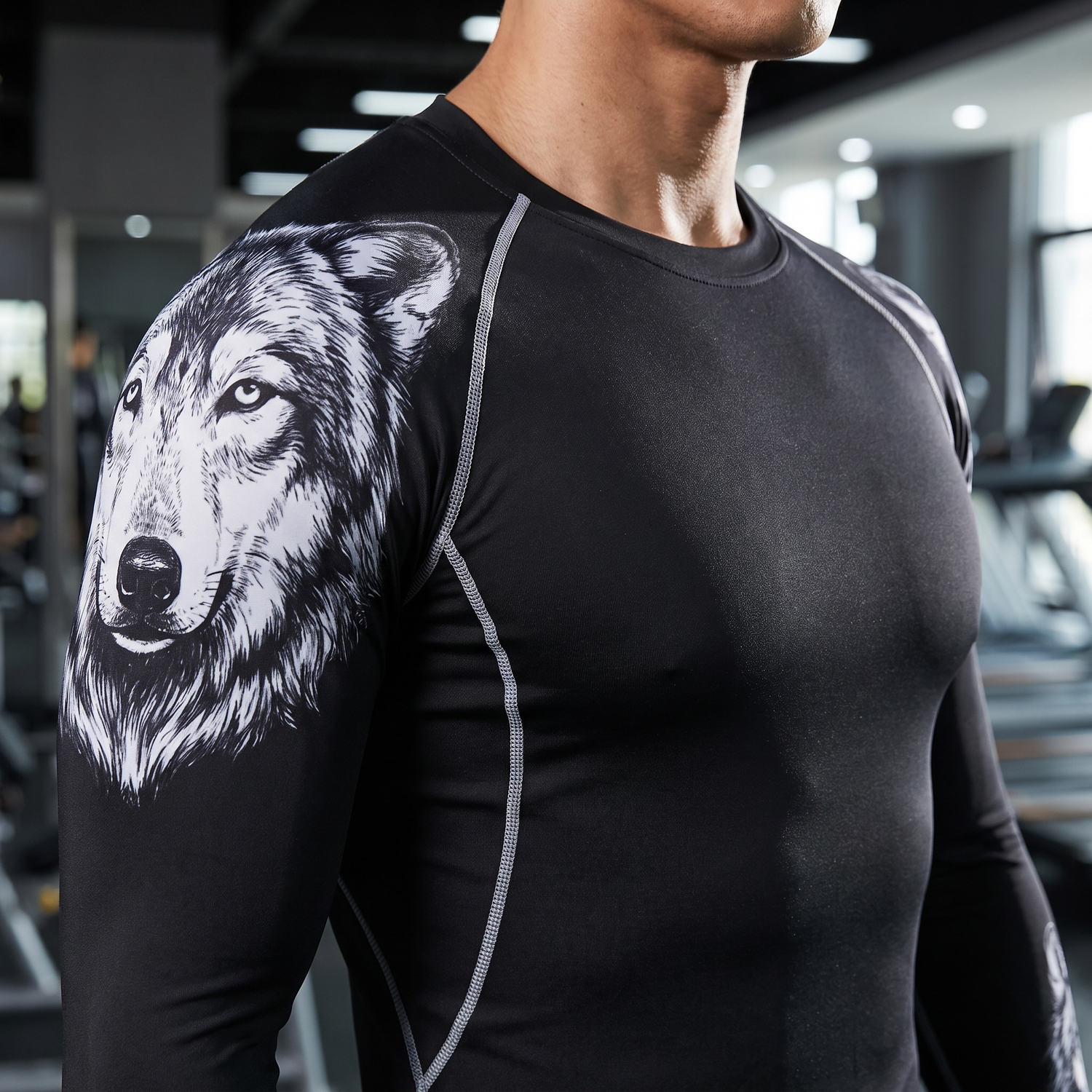 Détail du motif loup et des surpiqûres grises du haut de compression