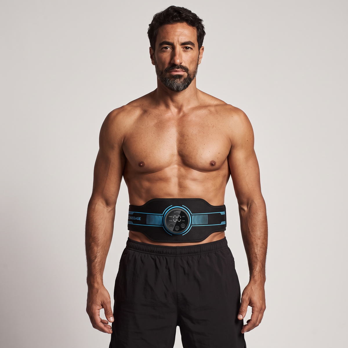 Homme portant la ceinture abdominale EMS du kit sur le ventre