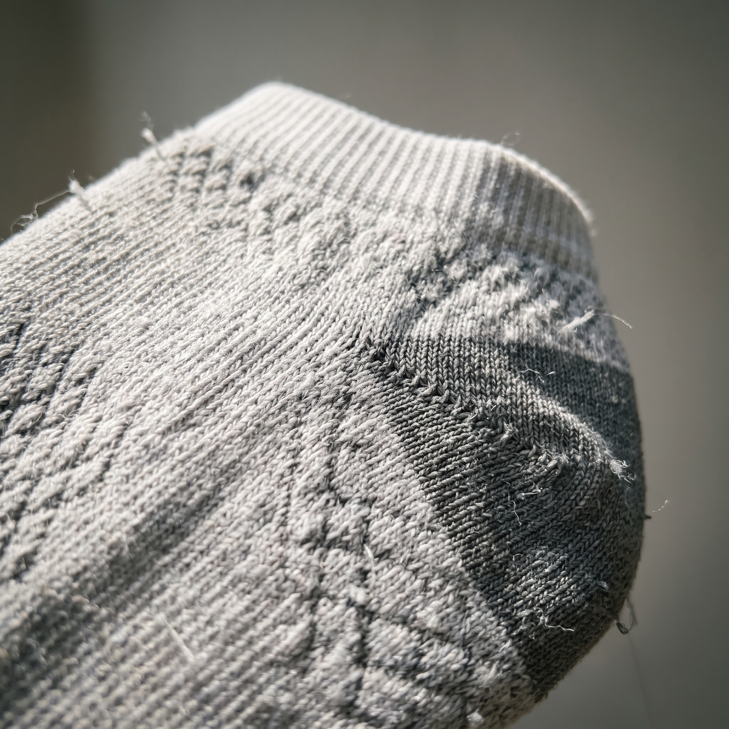 Détail macro du tricot sans coutures respirant du manchon de compression blanc