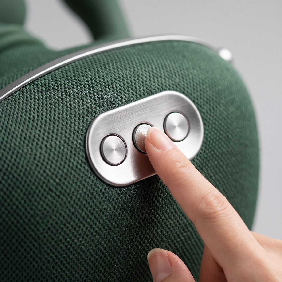 Détail du panneau de commande à trois boutons du masseur nuque et épaules