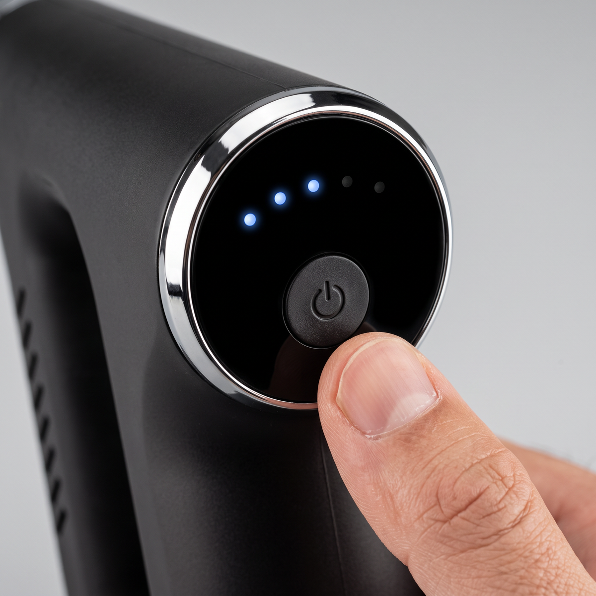 Détail du bouton unique et des témoins LED de niveau du mini pistolet de massage