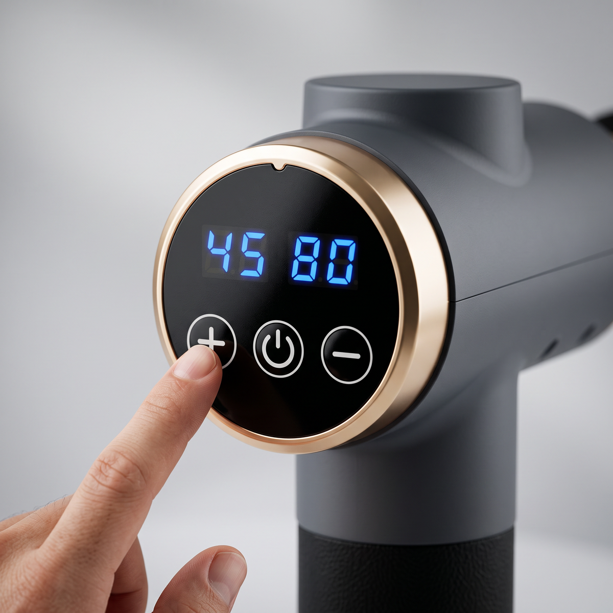 Détail de l'écran LED tactile du pistolet de massage affichant intensité et batterie