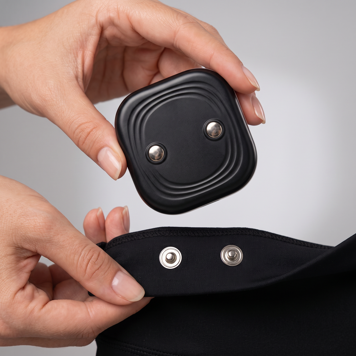 Boîtier amovible du short EMS fixé par boutons-pression sur la ceinture