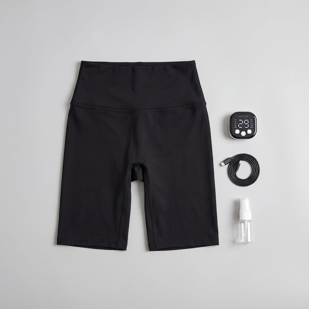 Contenu de la boîte : short EMS, boîtier de commande, câble USB-C et vaporisateur
