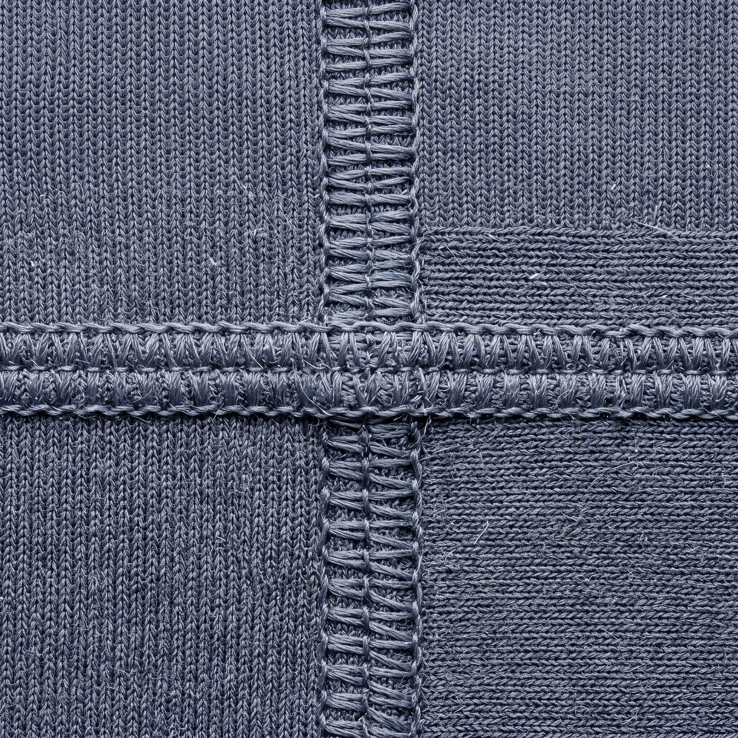 Macro des coutures flatlock du t-shirt de compression