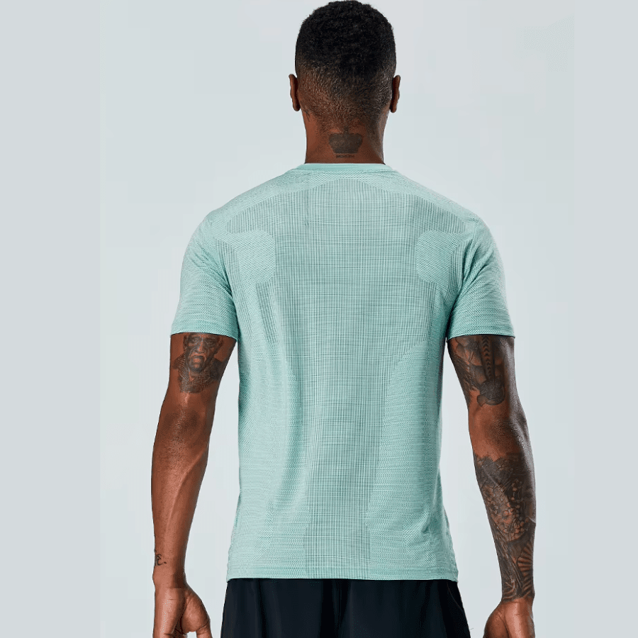 T-shirt sport homme respirant porté en séance — matière technique
