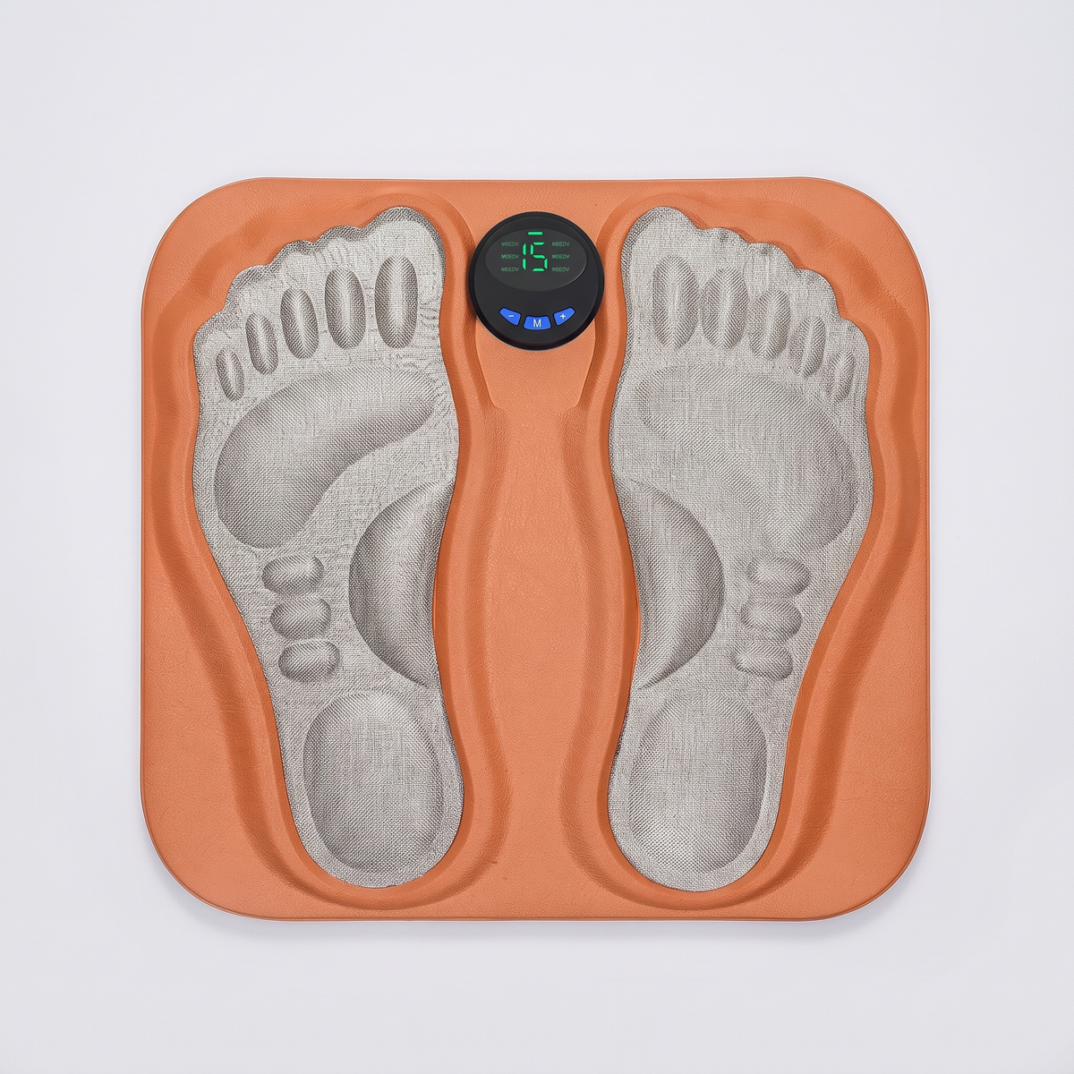 Tapis de massage des pieds EMS vu de dessus : deux empreintes en tissu conducteur et télécommande centrale